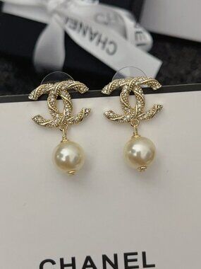 ✨ Chanel Gold Pearl Earrings✨